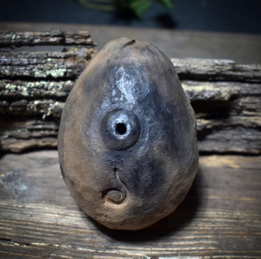 Ostara-Ei des Lebensweges – Handrassel aus Ton - Maiden · Mother · Crone vereint in einem frühzeitlichen Klang-Ei - SRA069