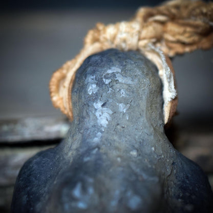 Urmutter-Rassel aus Ton – Handrassel der Mutter Erde - Archaisches Klangobjekt mit Baumwollband - SRA070