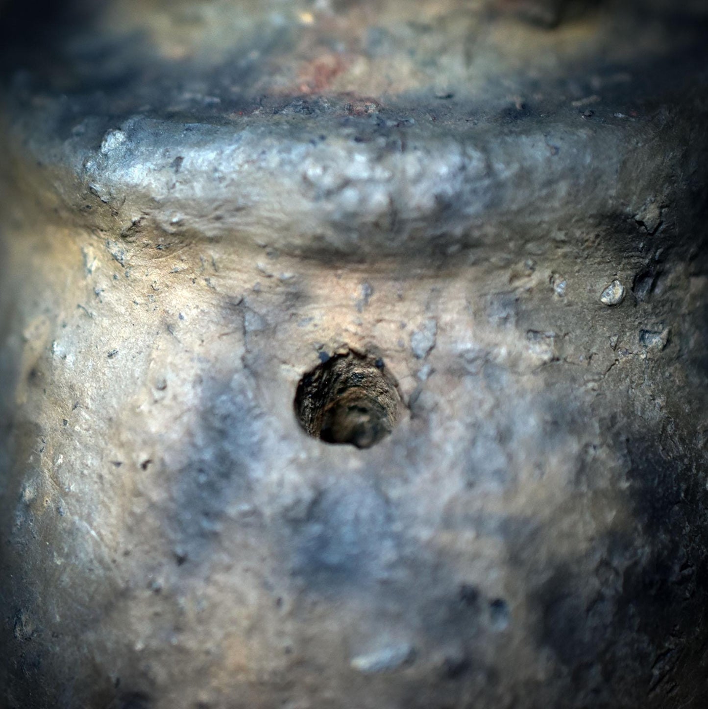 Urmutter-Rassel aus Ton – Handrassel der Mutter Erde - Archaisches Klangobjekt mit Baumwollband - SRA070