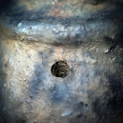 Urmutter-Rassel aus Ton – Handrassel der Mutter Erde - Archaisches Klangobjekt mit Baumwollband - SRA070