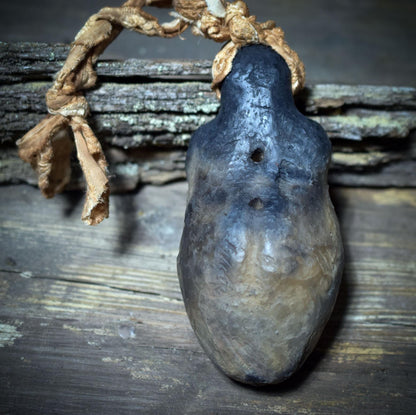 Urmutter-Rassel aus Ton – Handrassel der Mutter Erde - Archaisches Klangobjekt mit Baumwollband - SRA070