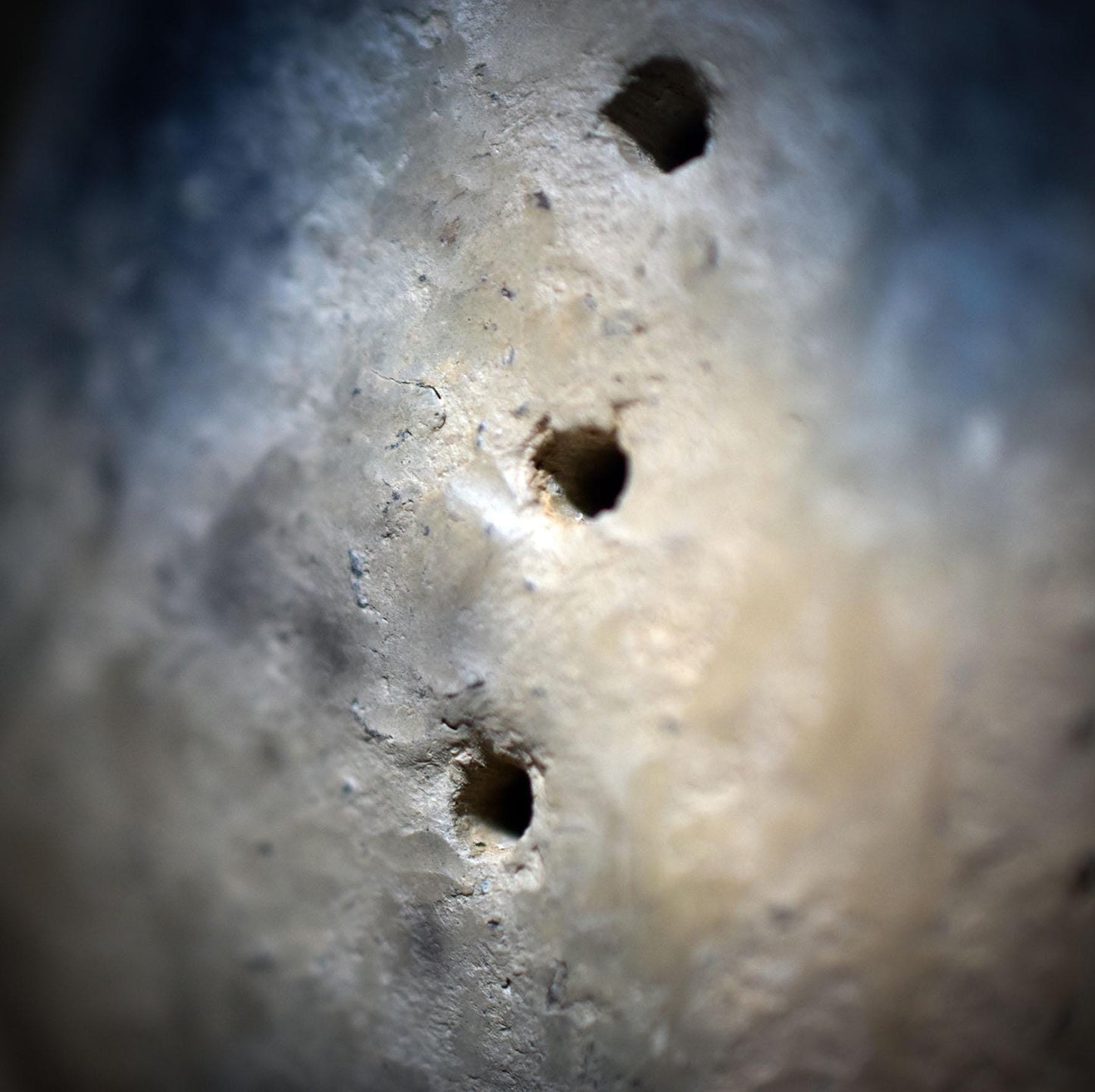 Litha-Handrassel aus Ton – Klangobjekt der Sonne - Archaische Ritualrassel mit Lebensspirale & Feuersymbol - SRA073