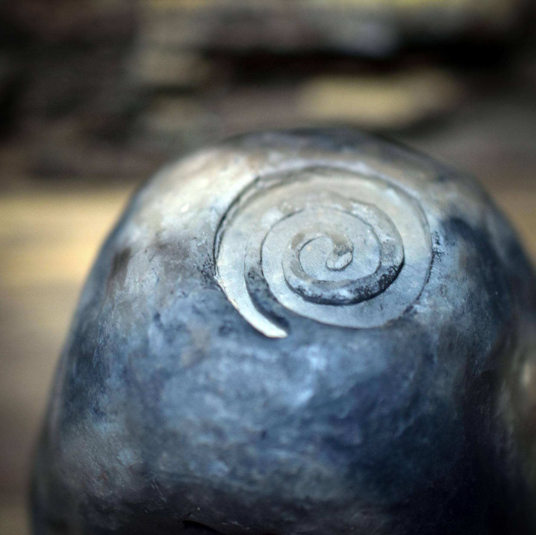 Litha-Handrassel aus Ton – Klangobjekt der Sonne - Archaische Ritualrassel mit Lebensspirale & Feuersymbol - SRA073