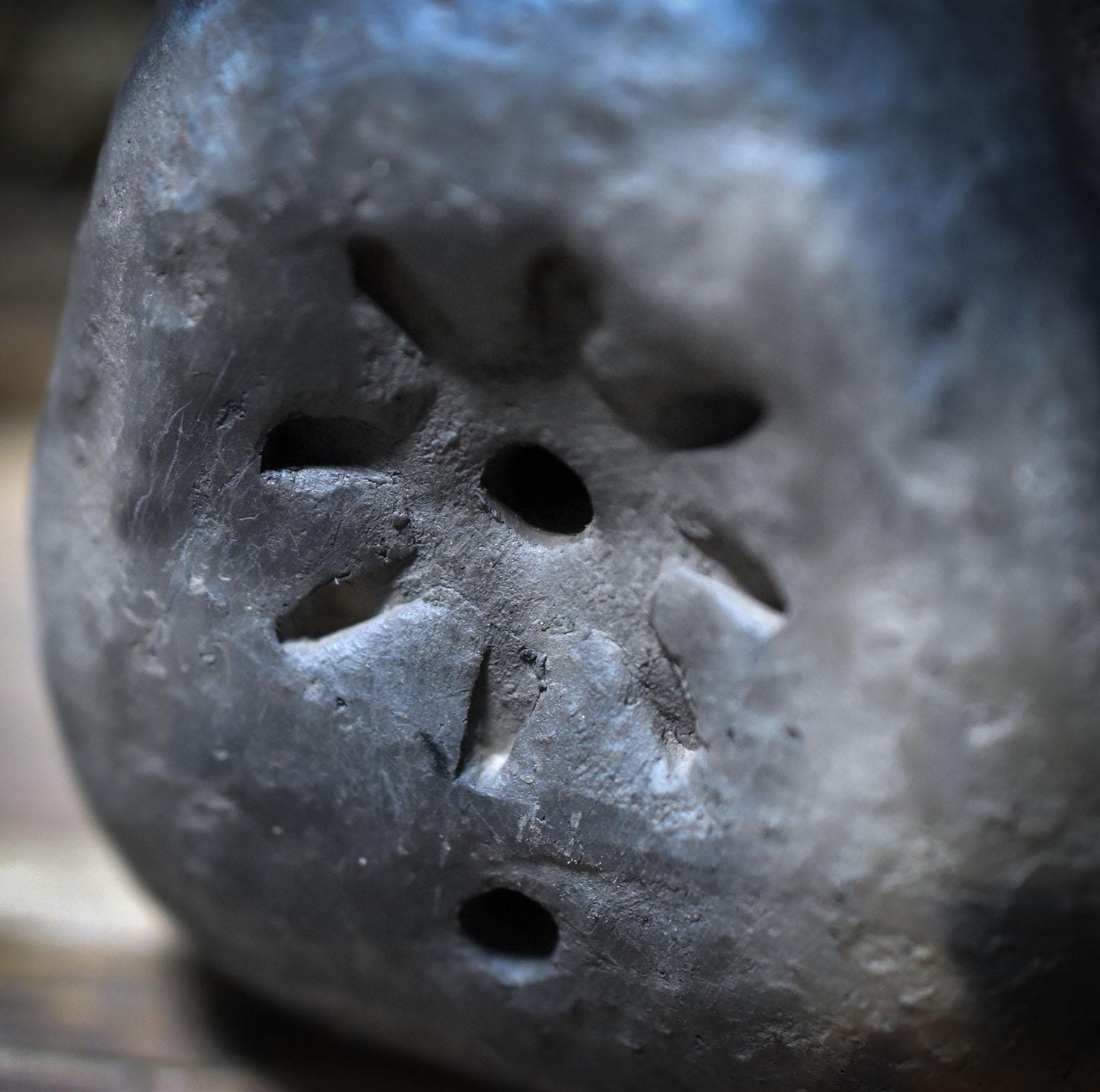 Litha-Handrassel aus Ton – Klangobjekt der Sonne - Archaische Ritualrassel mit Lebensspirale & Feuersymbol - SRA073