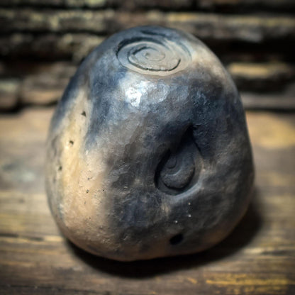 Litha-Handrassel aus Ton – Klangobjekt der Sonne - Archaische Ritualrassel mit Lebensspirale & Feuersymbol - SRA073