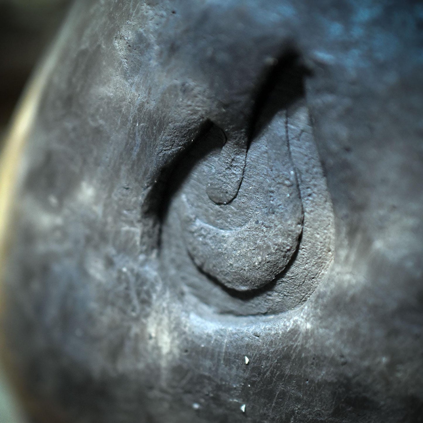 Litha-Handrassel aus Ton – Klangobjekt der Sonne - Archaische Ritualrassel mit Lebensspirale & Feuersymbol - SRA073