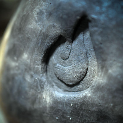 Litha-Handrassel aus Ton – Klangobjekt der Sonne - Archaische Ritualrassel mit Lebensspirale & Feuersymbol - SRA073