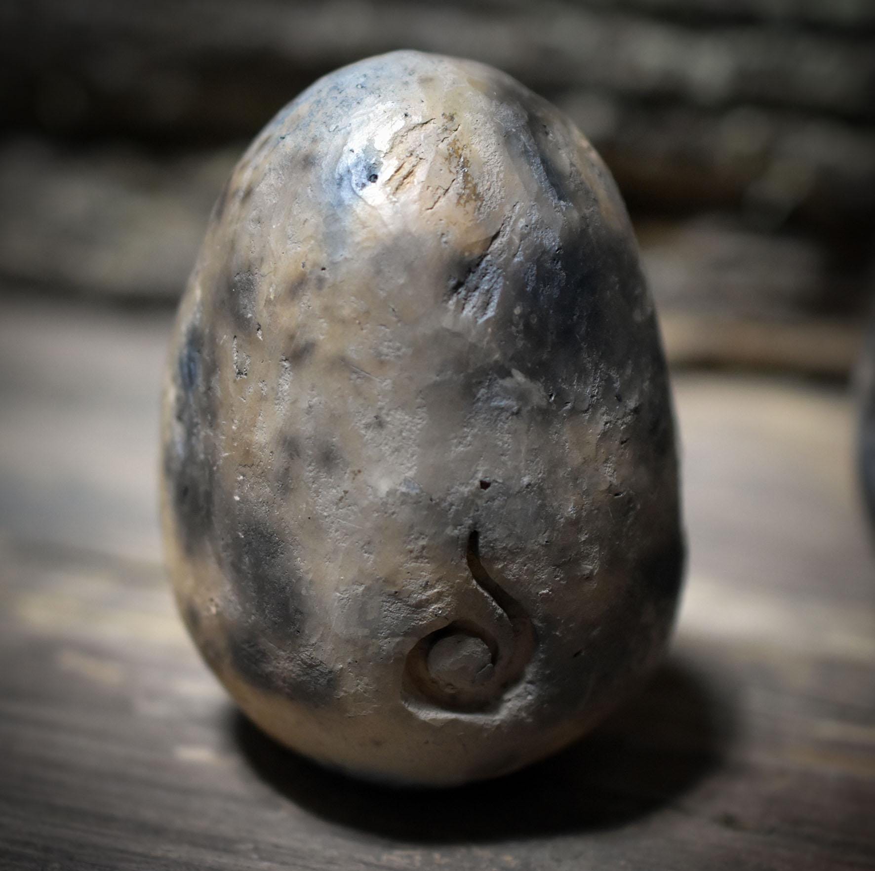 Ostara-Eier der Dreifaltigkeit - Maiden · Mother · Crone – frühzeitliche Ton-Eier im Rauchbrand - FRO036