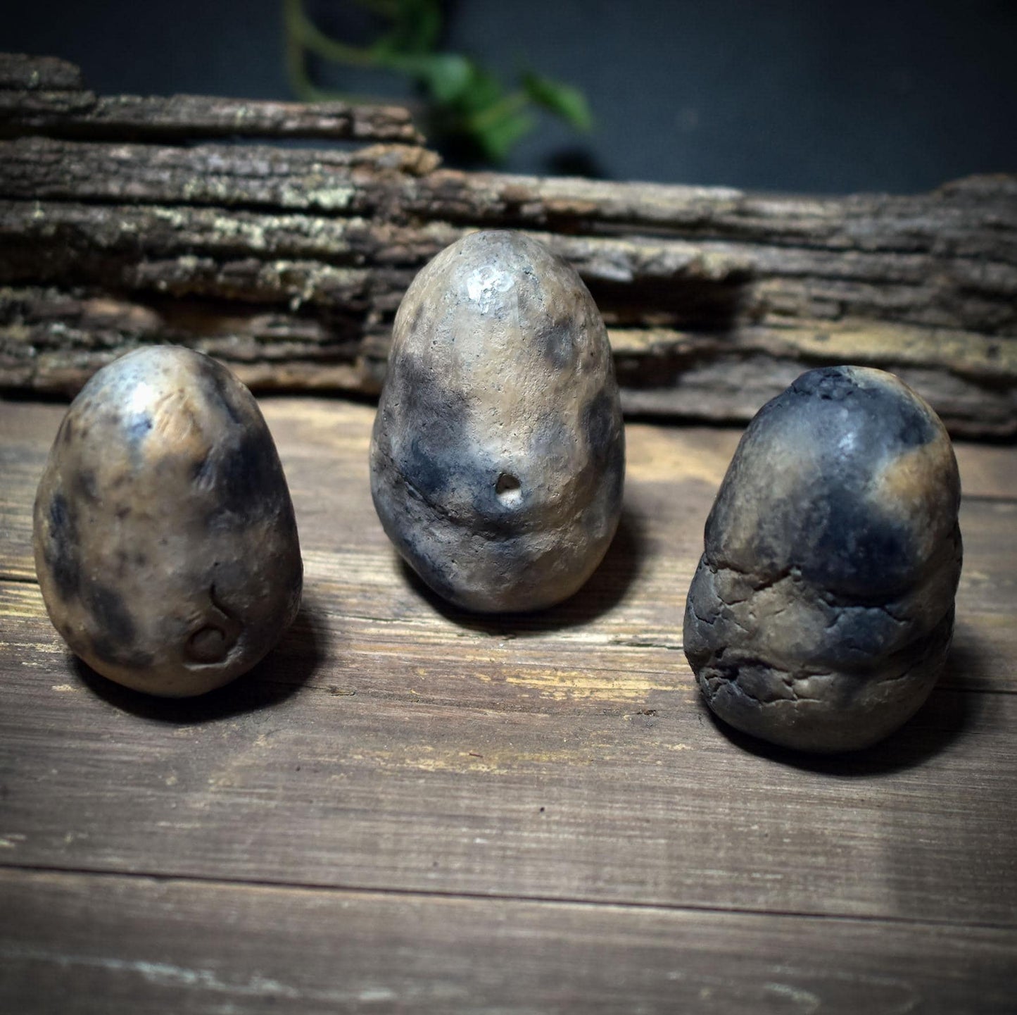 Ostara-Eier der Dreifaltigkeit - Maiden · Mother · Crone – frühzeitliche Ton-Eier im Rauchbrand - FRO036