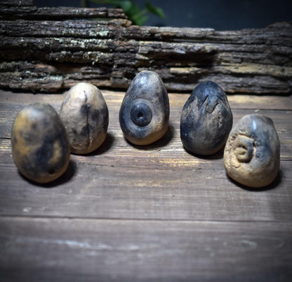 Set der fünf Ur-Eier – Ostara & Neubeginn - Frühzeitliche Ton-Eier im Rauchbrand - FRO037