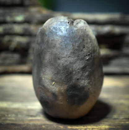 Ostara-Ei des Lebensweges - Maiden · Mother · Crone vereint in einem frühzeitlichen Ton-Ei