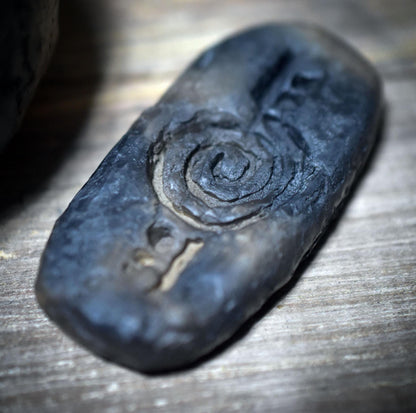 Ostara-Licht · Ton-Ei & Altarstein - Frühzeitliches Ritualset zum Frühlingsbeginn - FRO039