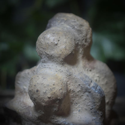 Drei Frauen – Ein Ursprung · Archaische Venus-Skulptur aus Ton - SKU200