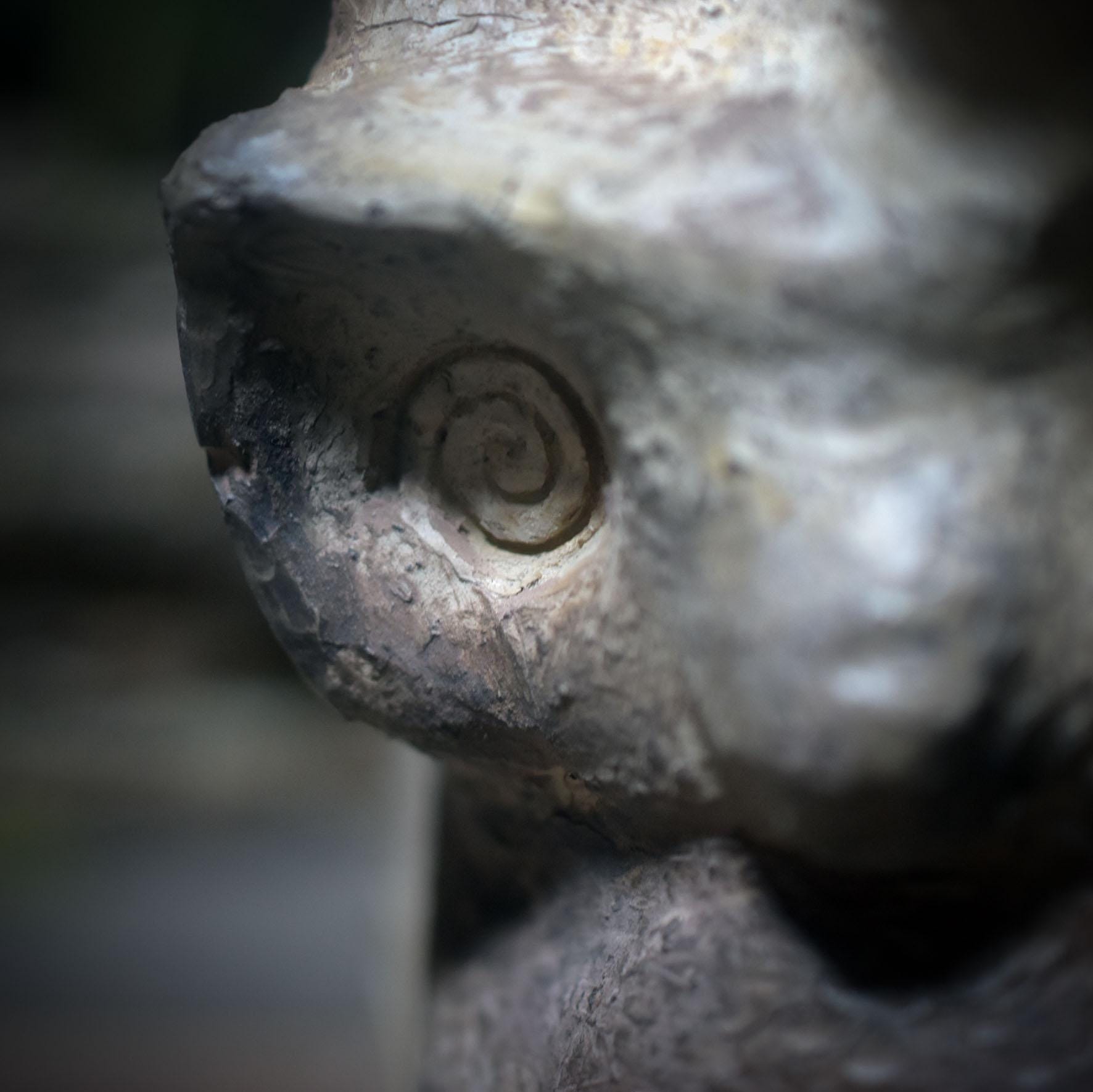 Drei Frauen – Ein Ursprung · Archaische Venus-Skulptur aus Ton - SKU200