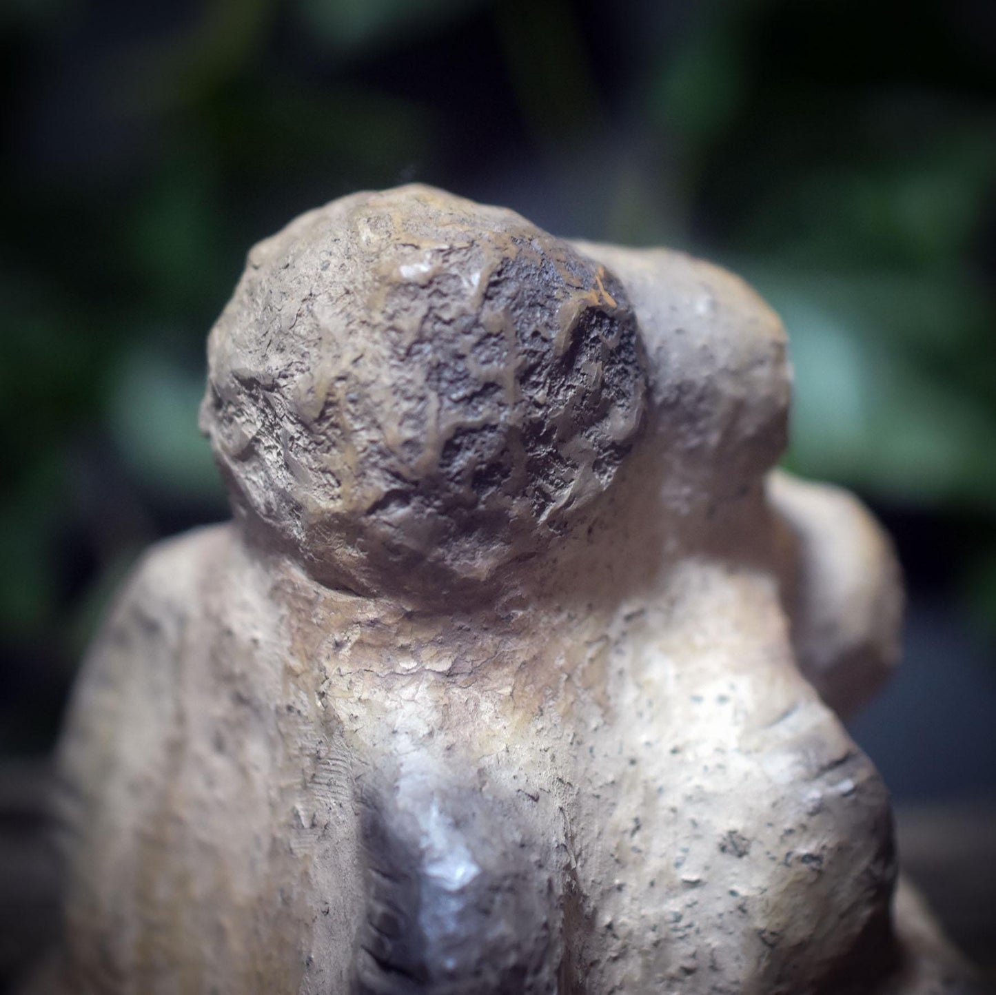 Drei Frauen – Ein Ursprung · Archaische Venus-Skulptur aus Ton - SKU200
