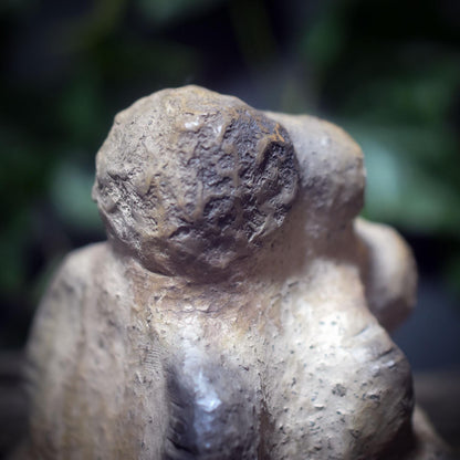 Drei Frauen – Ein Ursprung · Archaische Venus-Skulptur aus Ton - SKU200