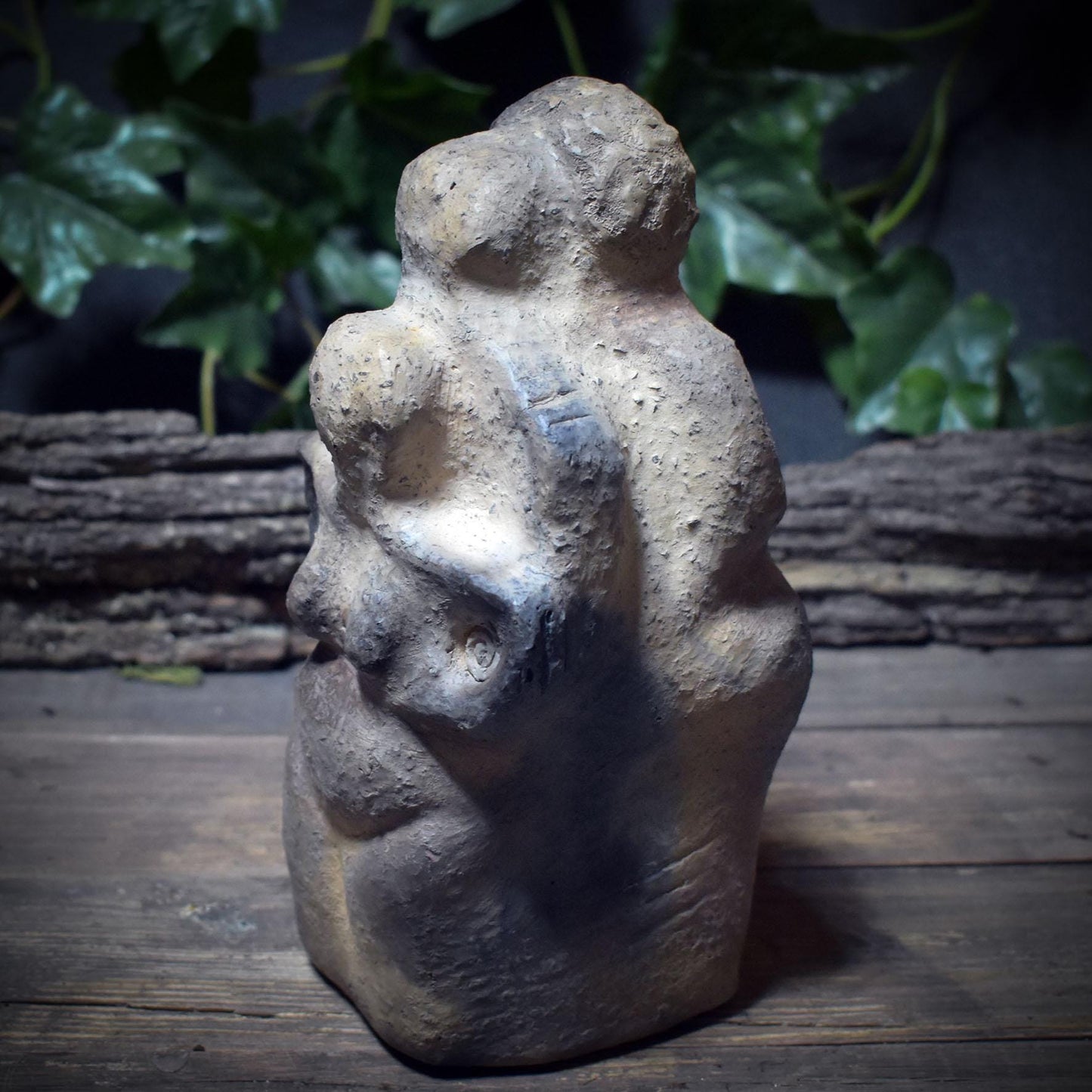 Drei Frauen – Ein Ursprung · Archaische Venus-Skulptur aus Ton - SKU200