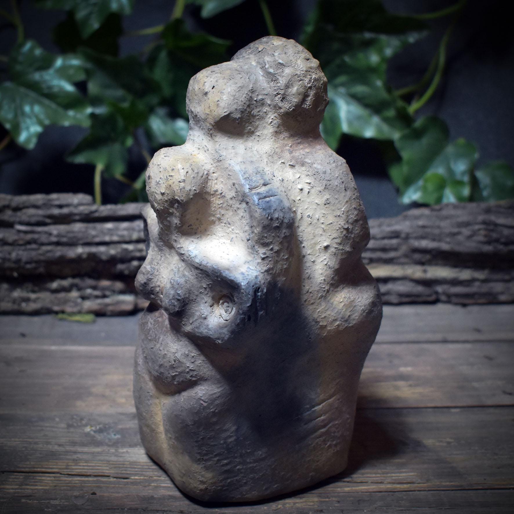 Drei Frauen – Ein Ursprung · Archaische Venus-Skulptur aus Ton - SKU200