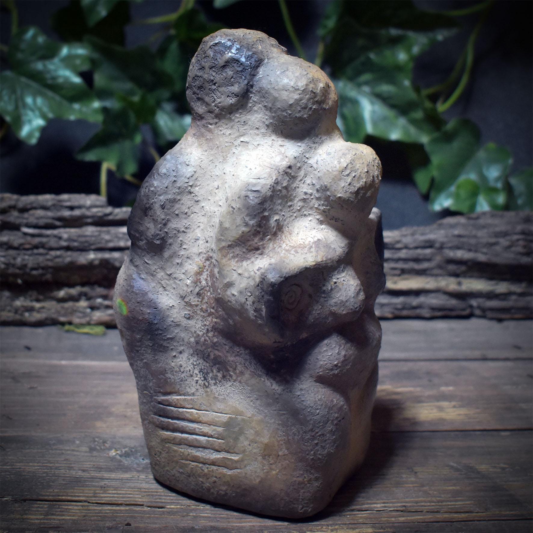 Drei Frauen – Ein Ursprung · Archaische Venus-Skulptur aus Ton - SKU200