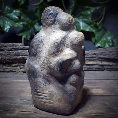 Drei Frauen – Ein Ursprung · Archaische Venus-Skulptur aus Ton - SKU200