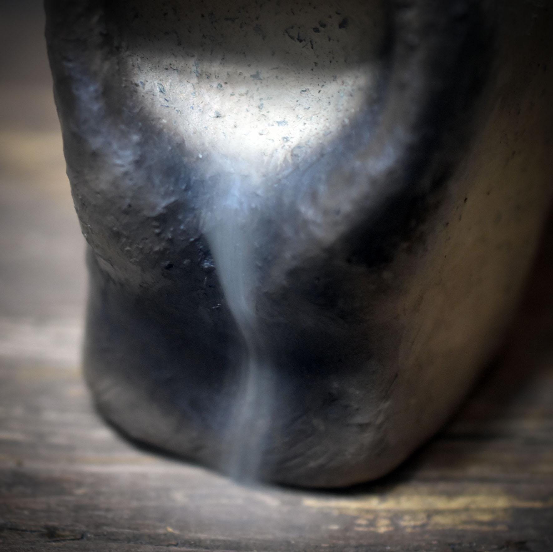 Sonnengöttin aus Ton – Archaische Hüterin des Feuers und des Rauchs - RÄH044