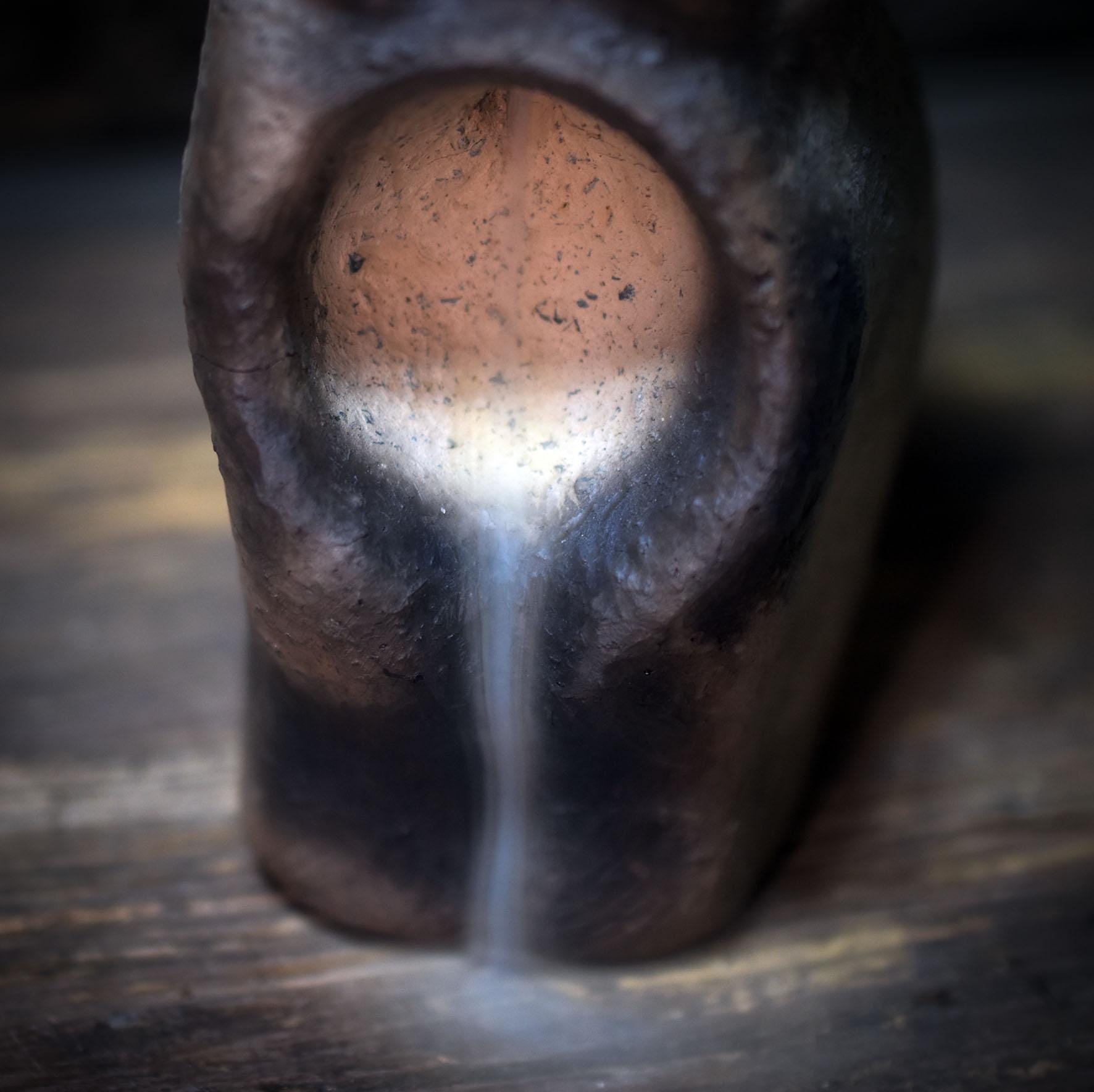 Sonnengöttin aus Ton – Archaische Hüterin des Feuers und des Rauchs - RÄH044