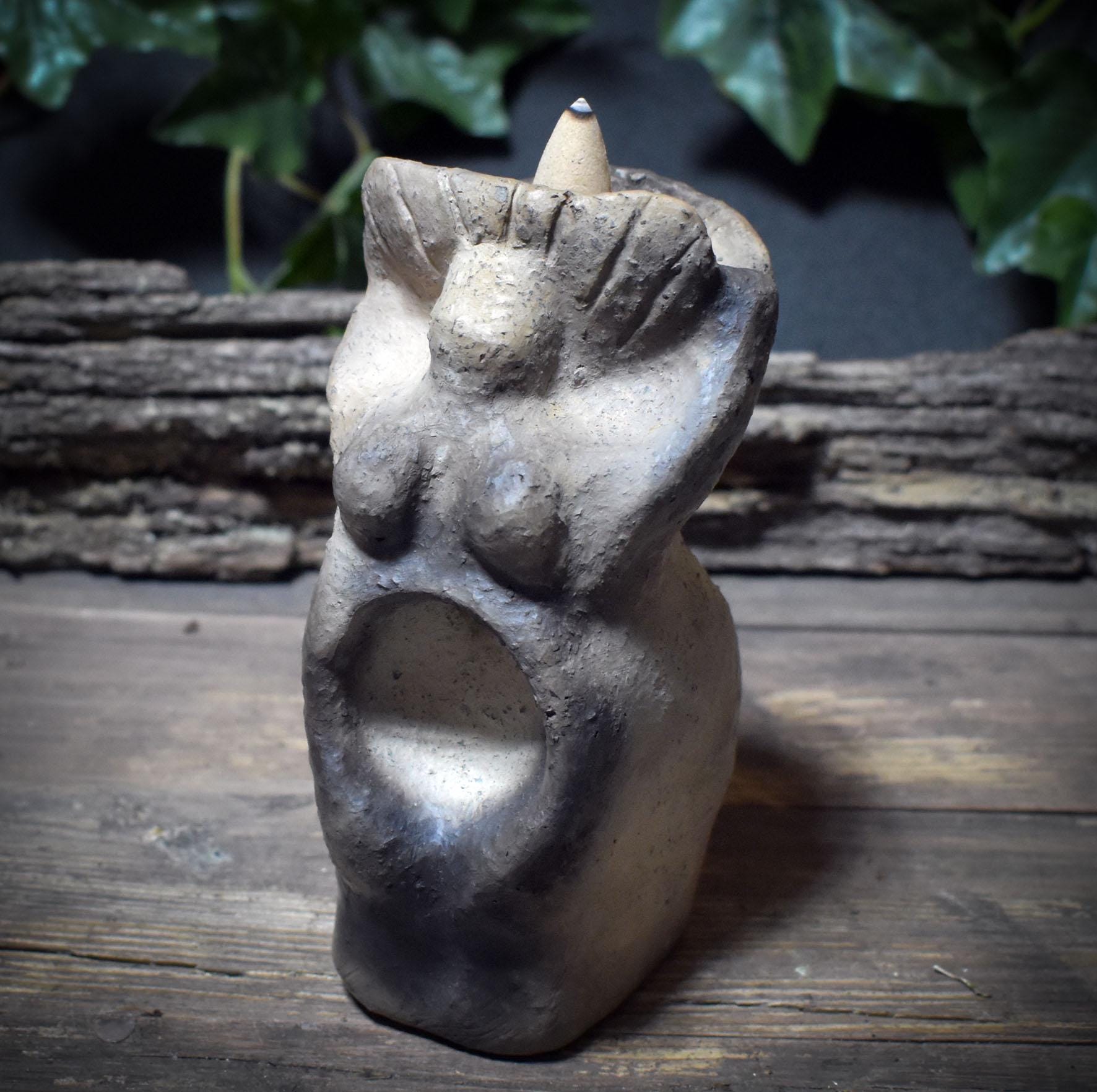 Sonnengöttin aus Ton – Archaische Hüterin des Feuers und des Rauchs - RÄH044