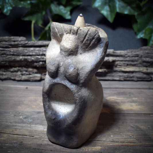 Sonnengöttin aus Ton – Archaische Hüterin des Feuers und des Rauchs - RÄH044