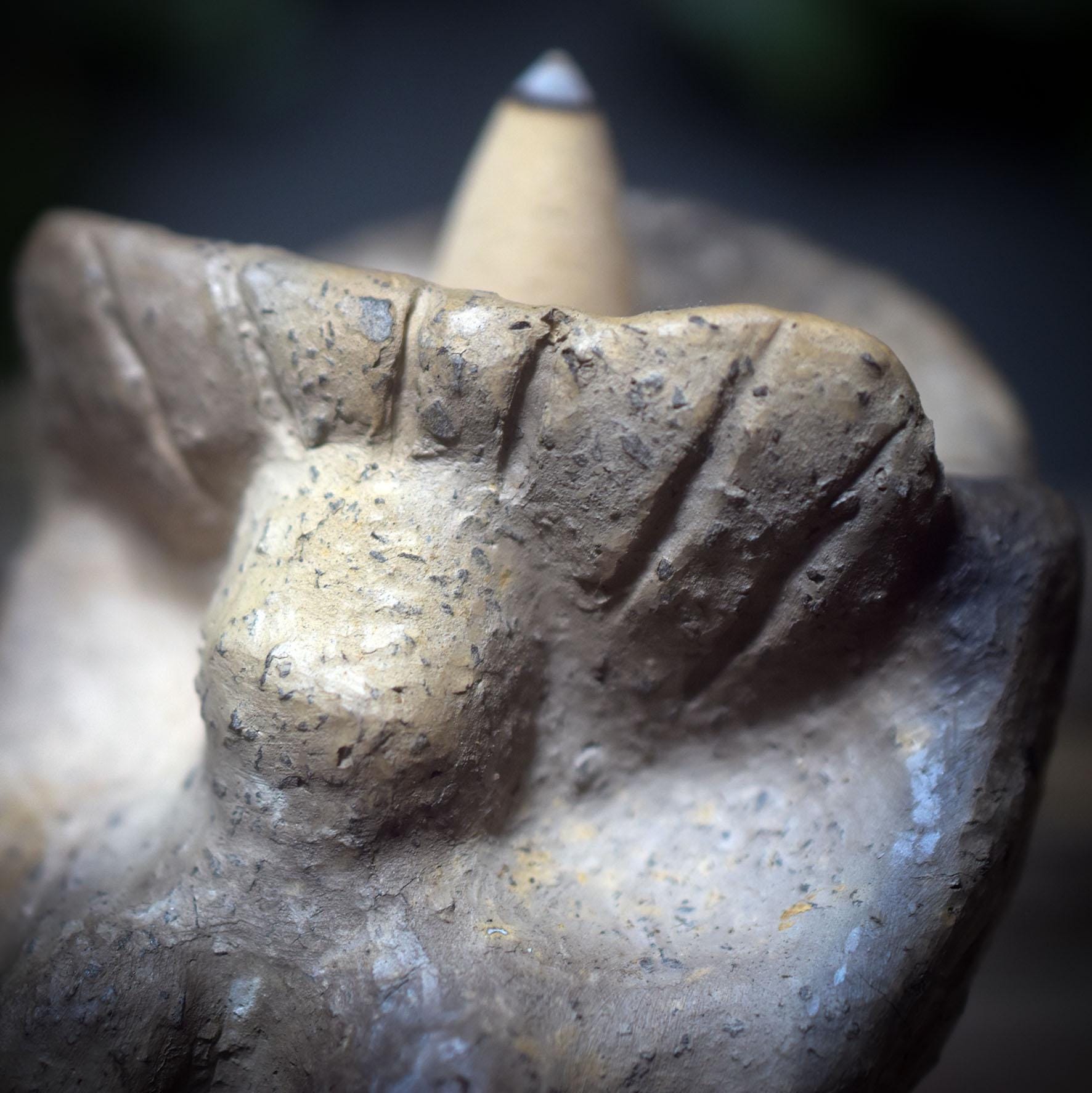 Sonnengöttin aus Ton – Archaische Hüterin des Feuers und des Rauchs - RÄH044