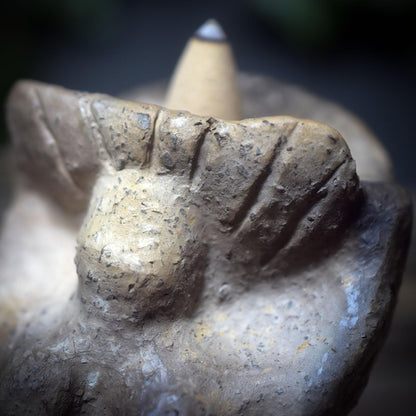 Sonnengöttin aus Ton – Archaische Hüterin des Feuers und des Rauchs - RÄH044