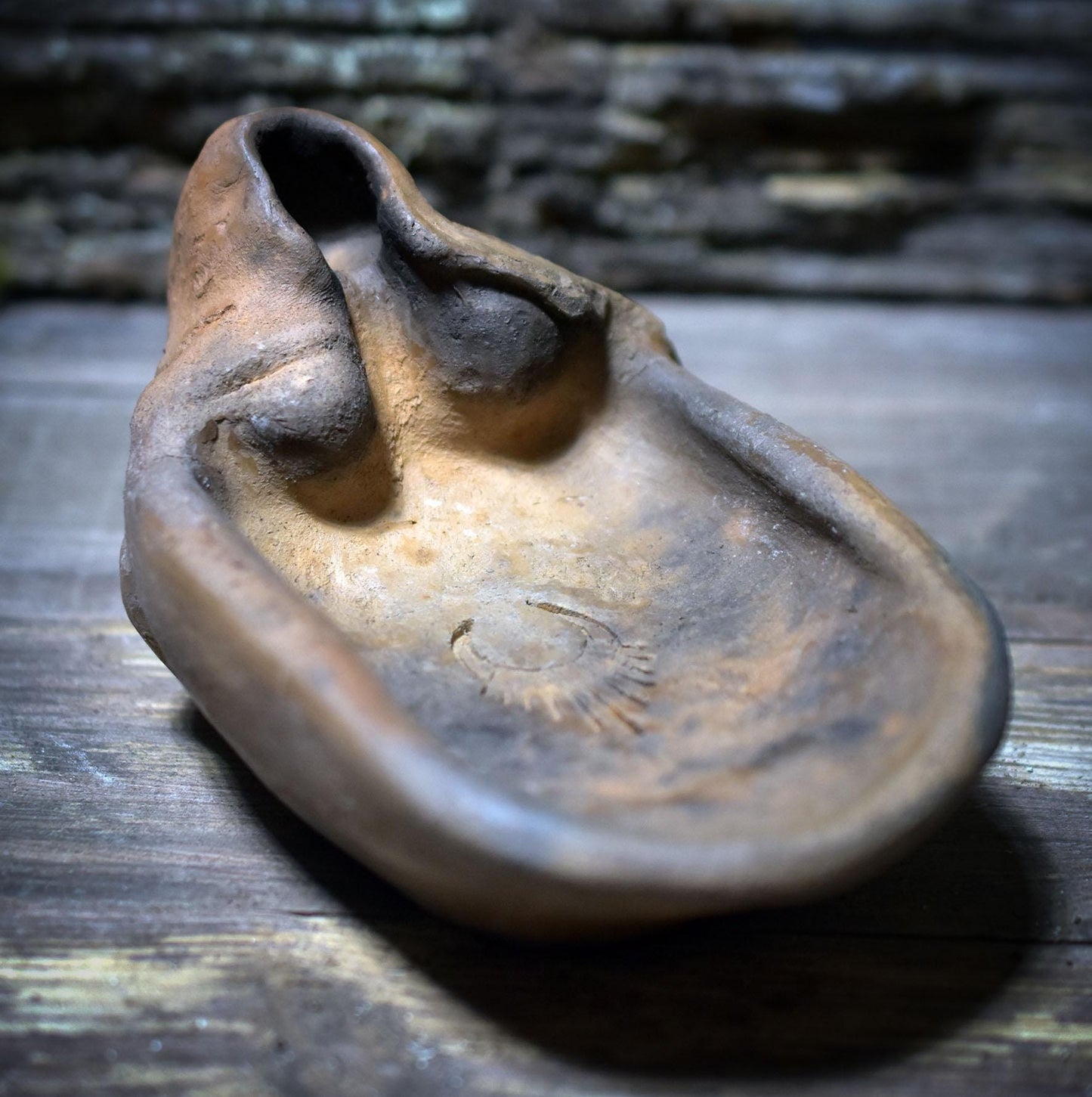 Räucher- & Gabenschale aus archaisch gebranntem Ton · Frau im Umhang - RÄG071