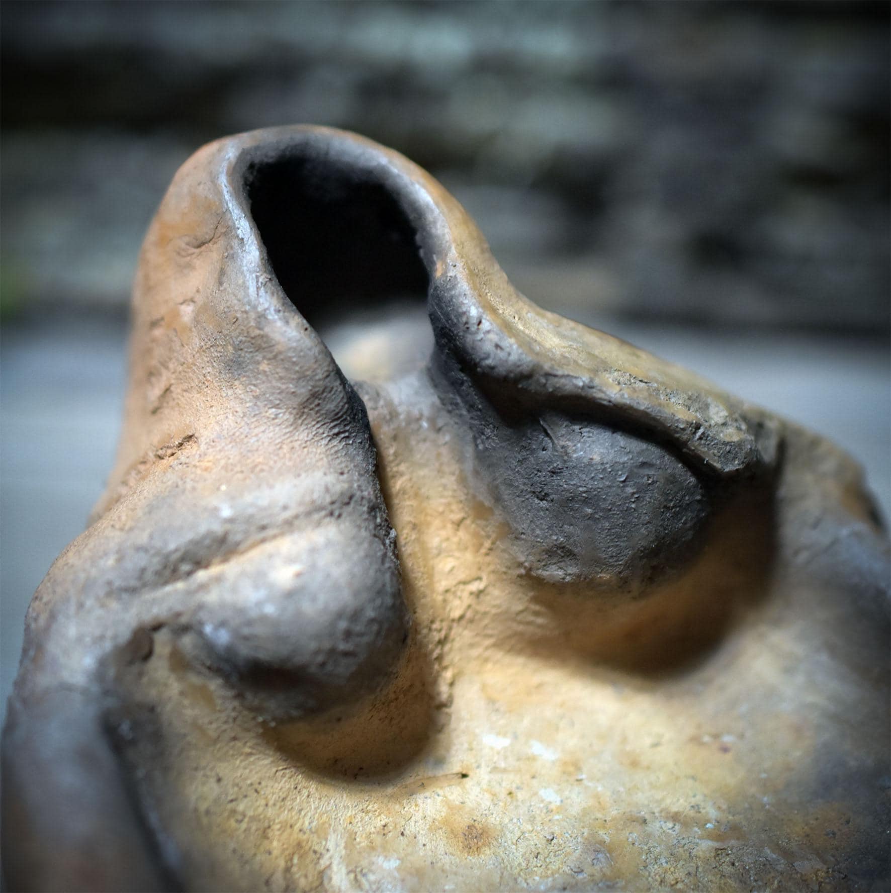 Räucher- & Gabenschale aus archaisch gebranntem Ton · Frau im Umhang - RÄG071