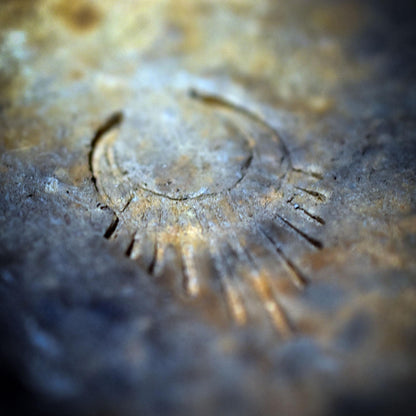 Räucher- & Gabenschale aus archaisch gebranntem Ton · Frau im Umhang - RÄG071