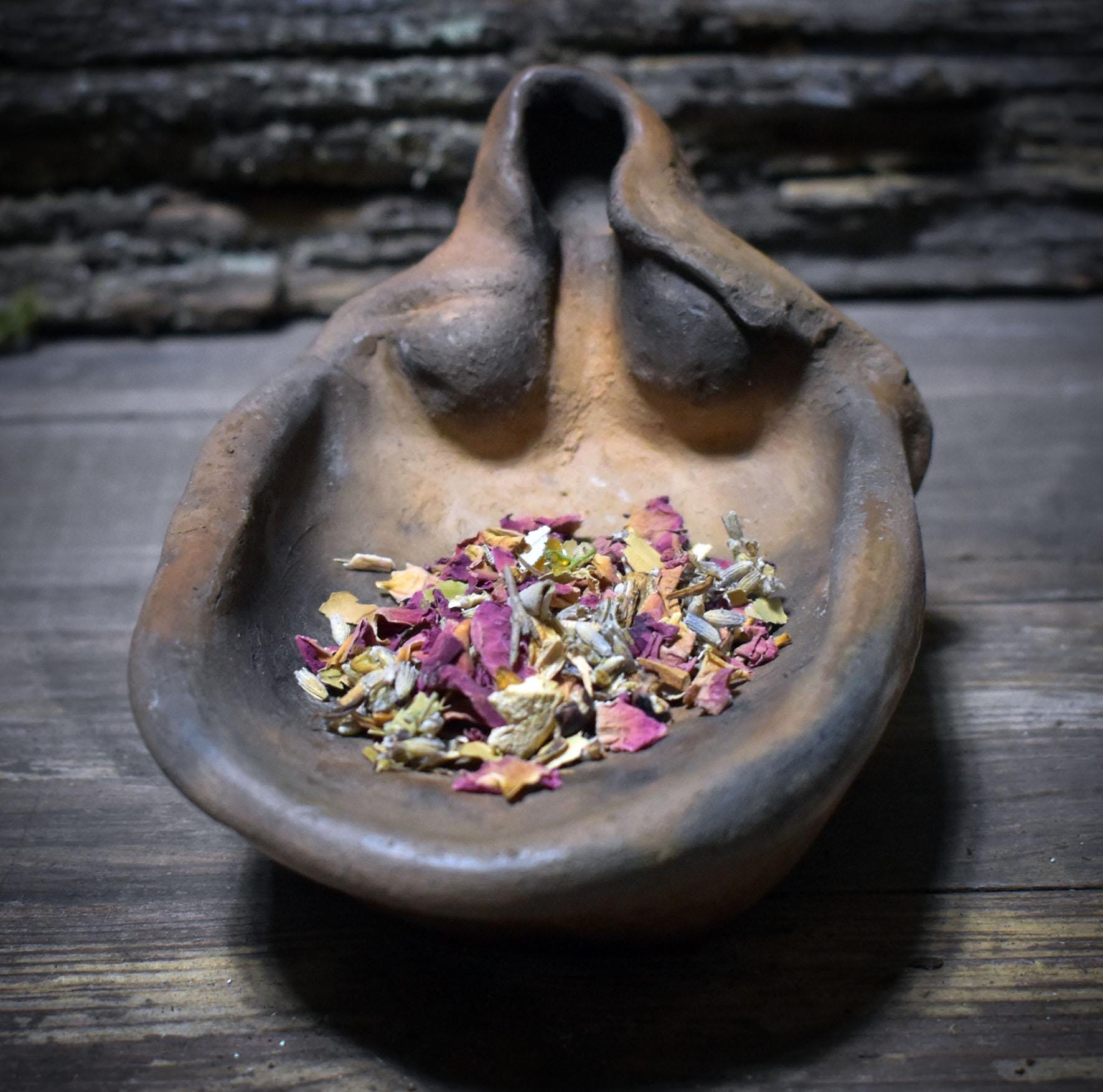 Räucher- & Gabenschale aus archaisch gebranntem Ton · Frau im Umhang - RÄG071