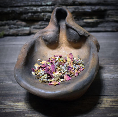 Räucher- & Gabenschale aus archaisch gebranntem Ton · Frau im Umhang - RÄG071