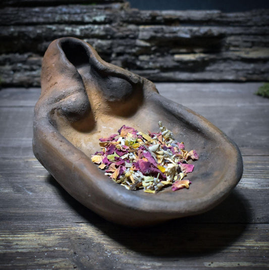 Räucher- & Gabenschale aus archaisch gebranntem Ton · Frau im Umhang - RÄG071