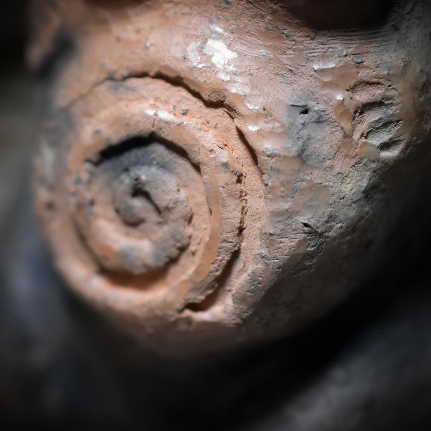 Wunschhüterin der Urkraft – Archaische Fruchtbarkeitsgöttin aus traditionell gebranntem Ton - WSH010