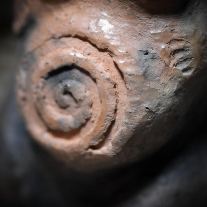 Wunschhüterin der Urkraft – Archaische Fruchtbarkeitsgöttin aus traditionell gebranntem Ton - WSH010