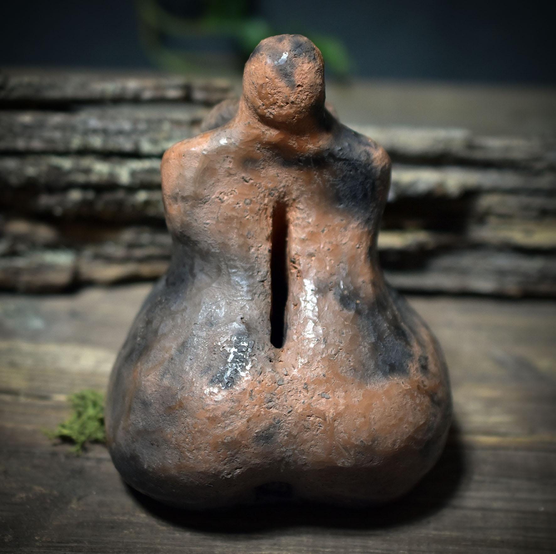 Wunschhüterin der Urkraft – Archaische Fruchtbarkeitsgöttin aus traditionell gebranntem Ton - WSH010