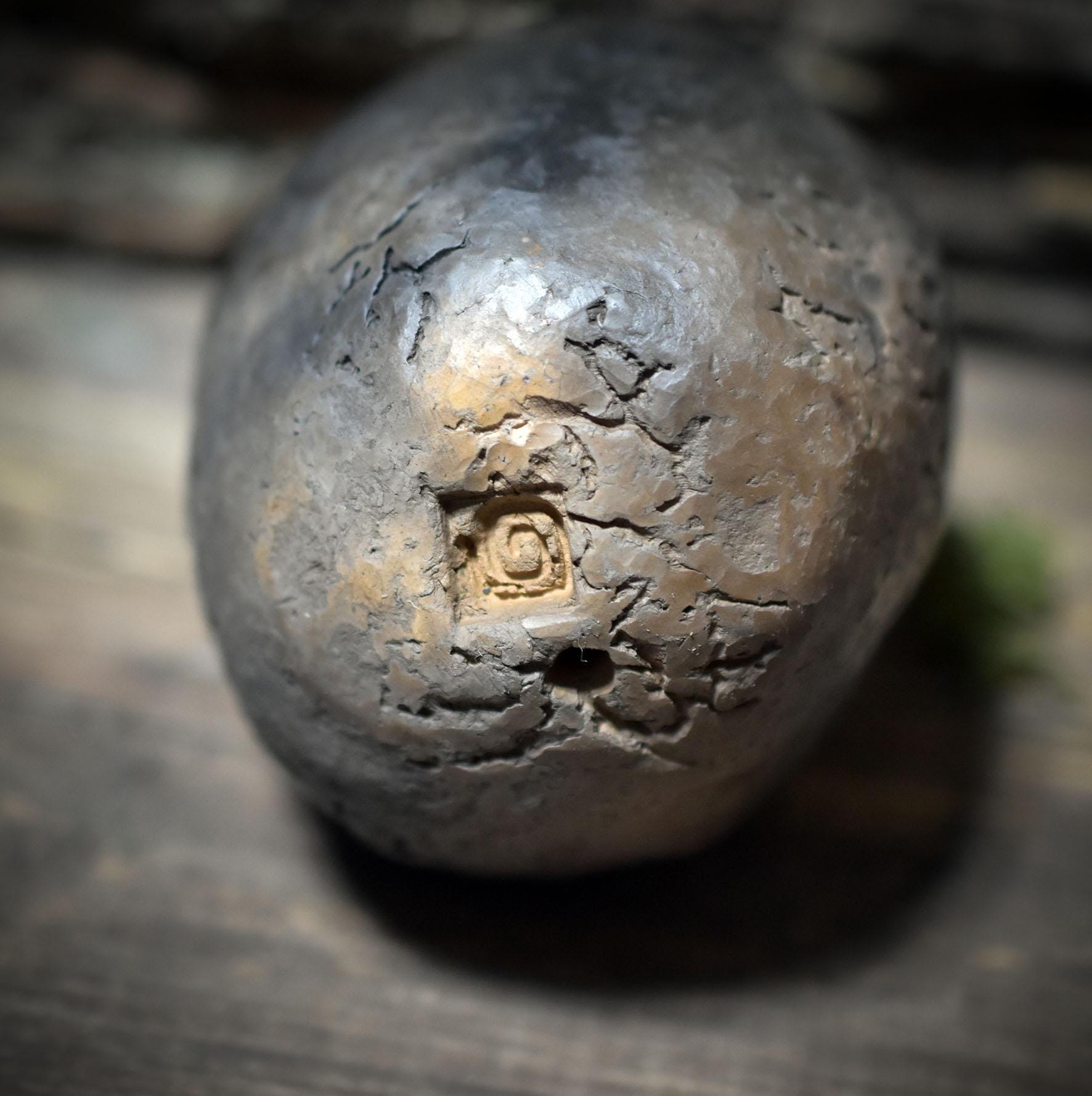 Green Man Handrassel – Archaisches Klanginstrument aus traditionell gebranntem Ton - SRA074