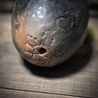 Green Man Handrassel – Archaisches Klanginstrument aus traditionell gebranntem Ton - SRA074