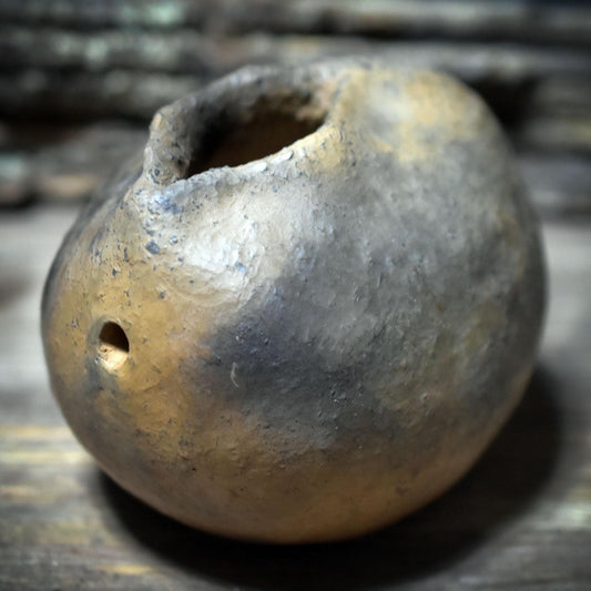 Womb Vessel – Archaisches Erinnerungsgefäß aus traditionell gebranntem Ton