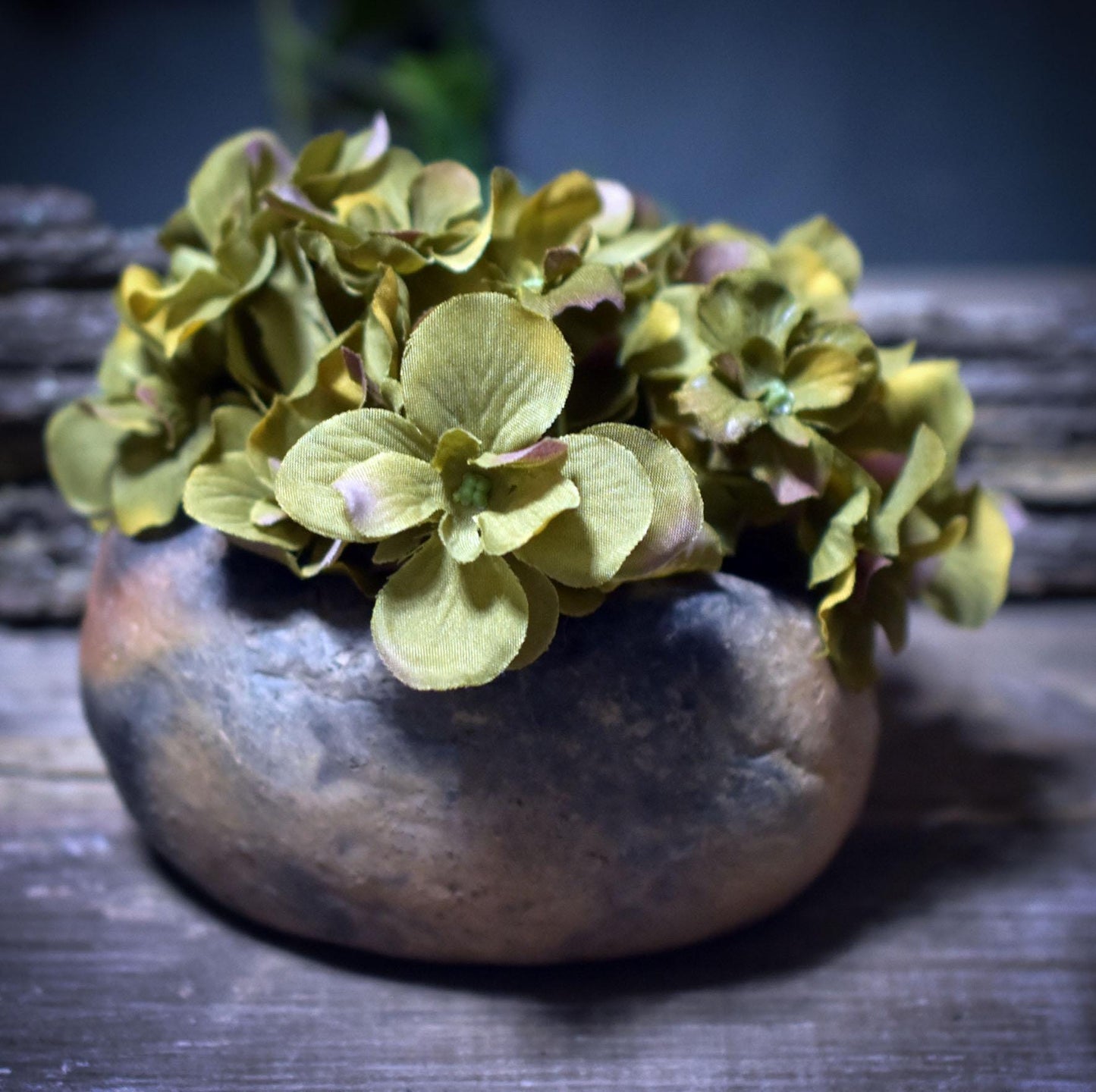 Ostara Schale – Archaisches Pflanzgefäß in Eiform aus traditionell gebranntem Ton - FRO042