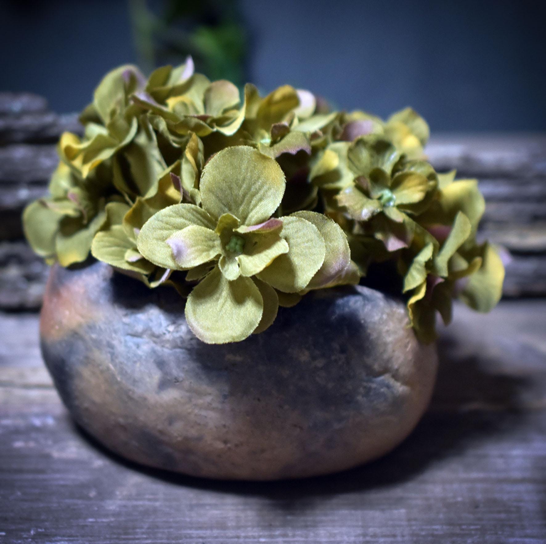 Ostara Schale – Archaisches Pflanzgefäß in Eiform aus traditionell gebranntem Ton - FRO042