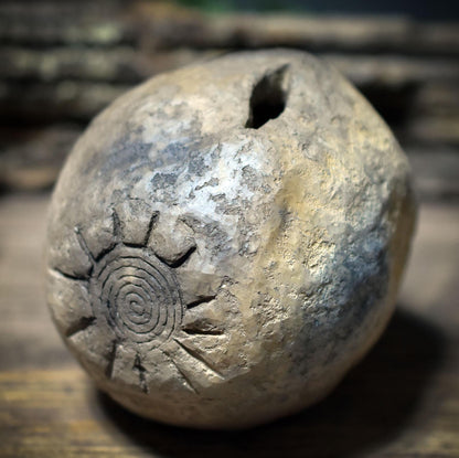 Wunschhüter Sonne & Mond – Archaisches Ritualobjekt aus traditionell gebranntem Ton - WSH012