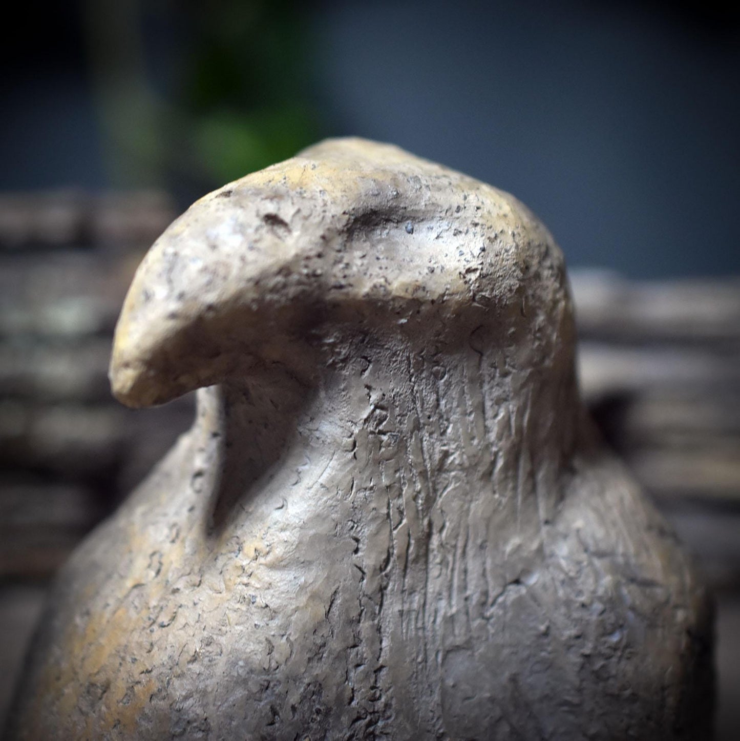 Wunschhüter Rabe – Archaisches Ritualobjekt aus traditionell gebranntem Ton - WSH014