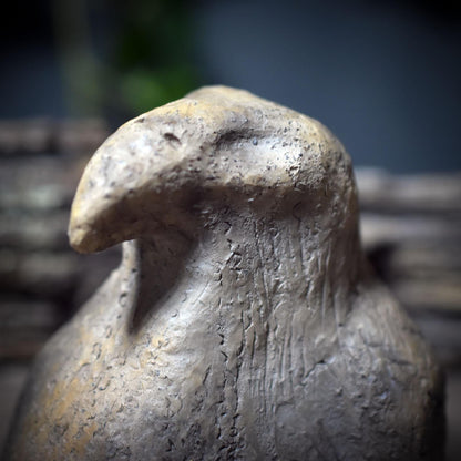 Wunschhüter Rabe – Archaisches Ritualobjekt aus traditionell gebranntem Ton - WSH014