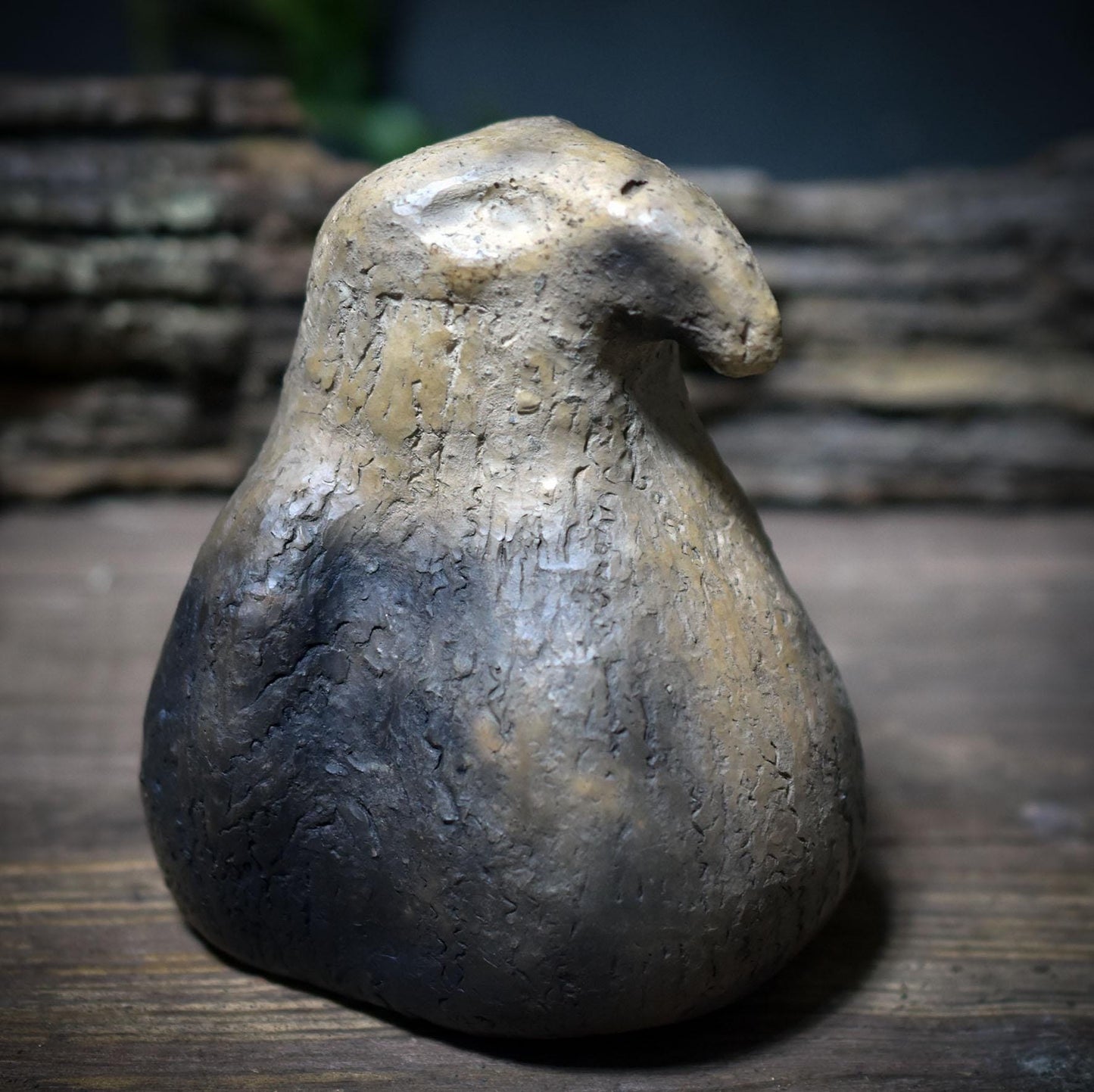 Wunschhüter Rabe – Archaisches Ritualobjekt aus traditionell gebranntem Ton - WSH014