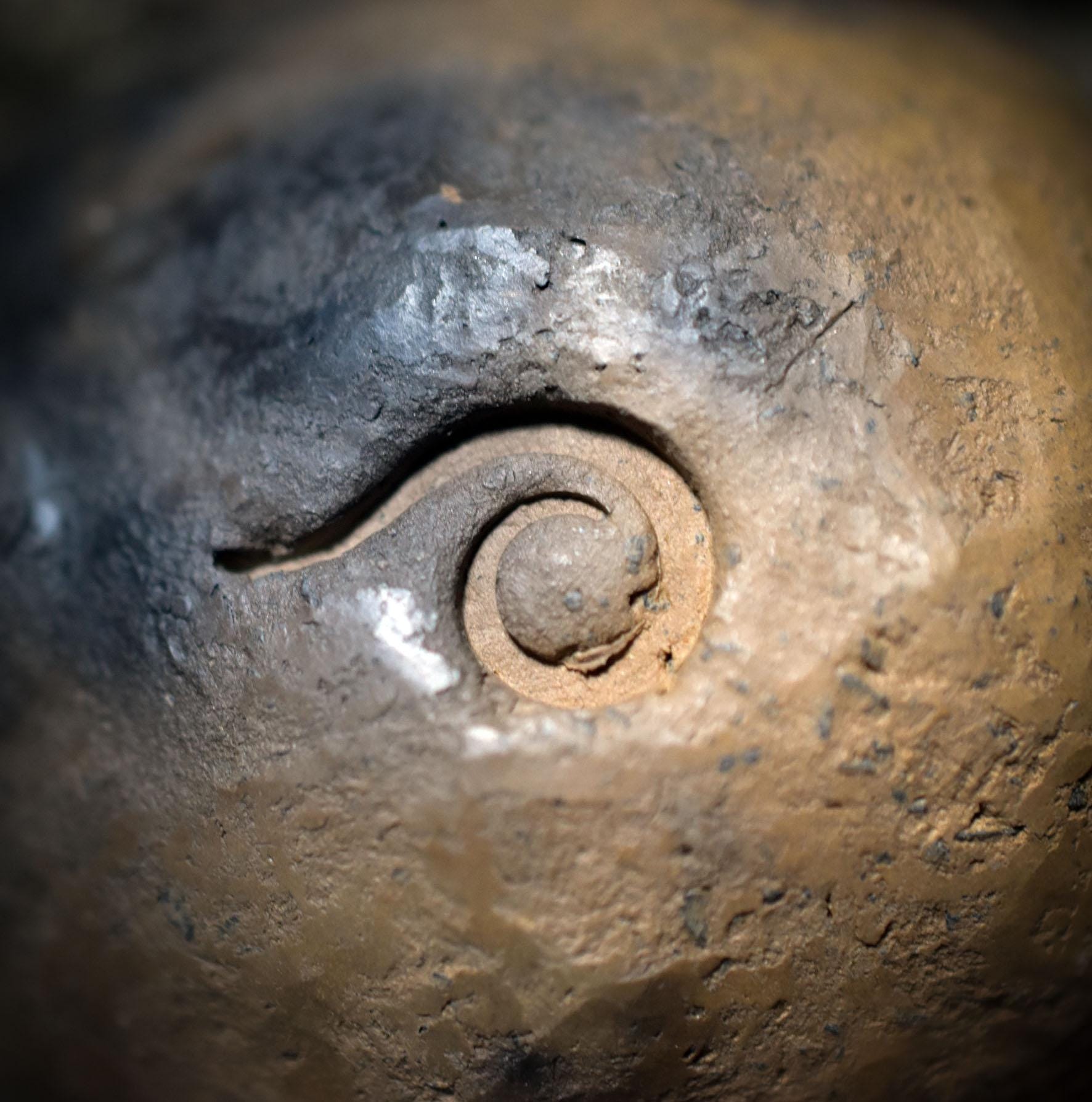 Ostara-Ei des Lebensweges – Handrassel aus Ton - Maiden · Mother · Crone vereint in einem frühzeitlichen Klang-Ei - SRA069