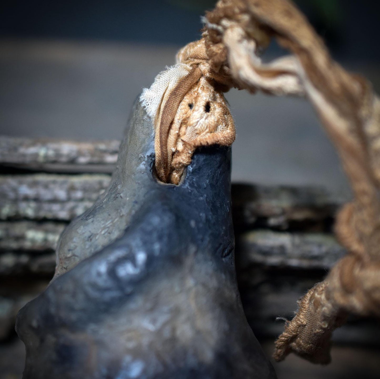 Urmutter-Rassel aus Ton – Handrassel der Mutter Erde - Archaisches Klangobjekt mit Baumwollband - SRA070